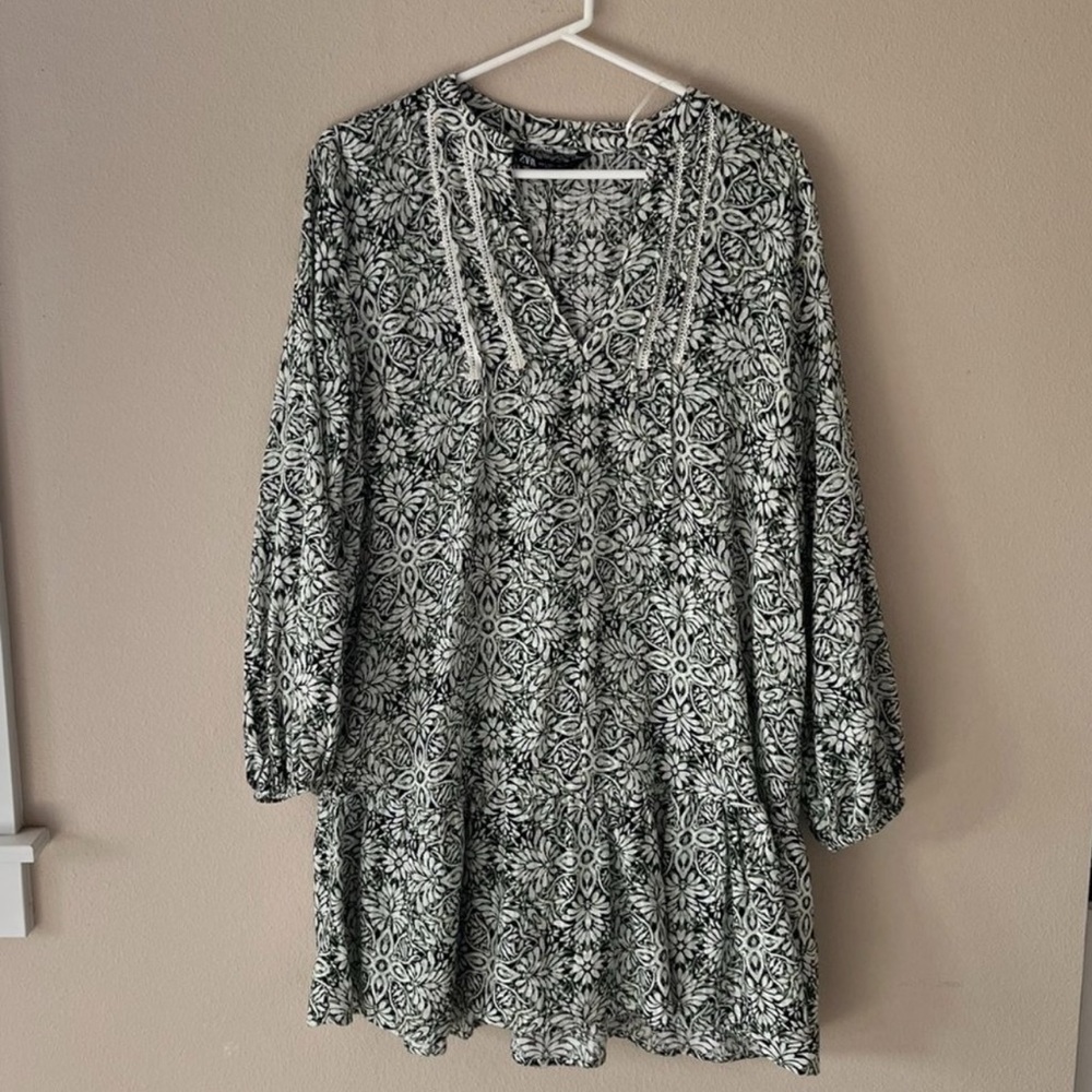 NWOT Zara Patterned Short Dress Green/White
Long Sleeve Ruffled Bottom Size L